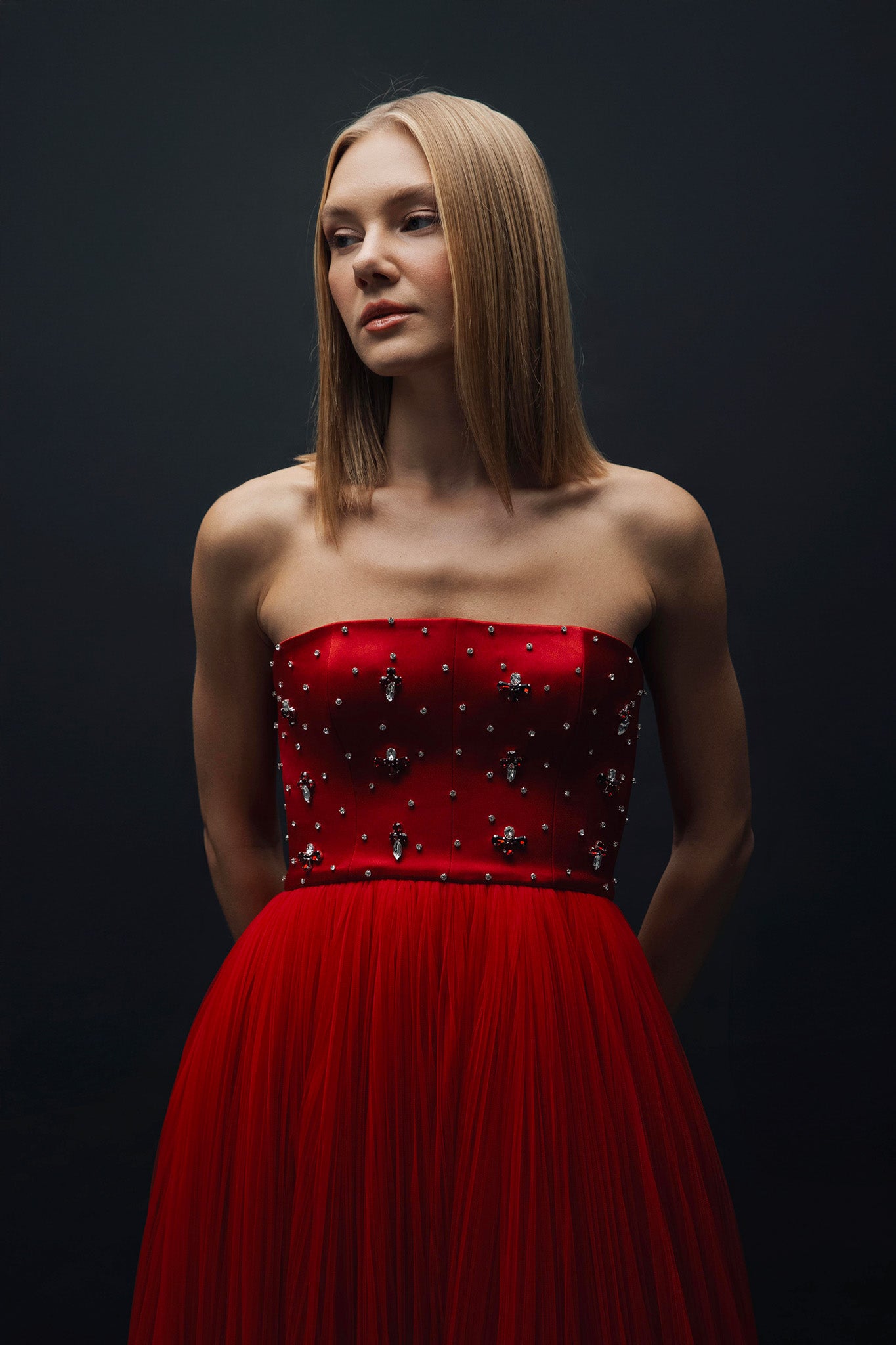 Ruby – Kırmızı Kristal Taş İşlemeli Drape Detaylı Uzun Elbise