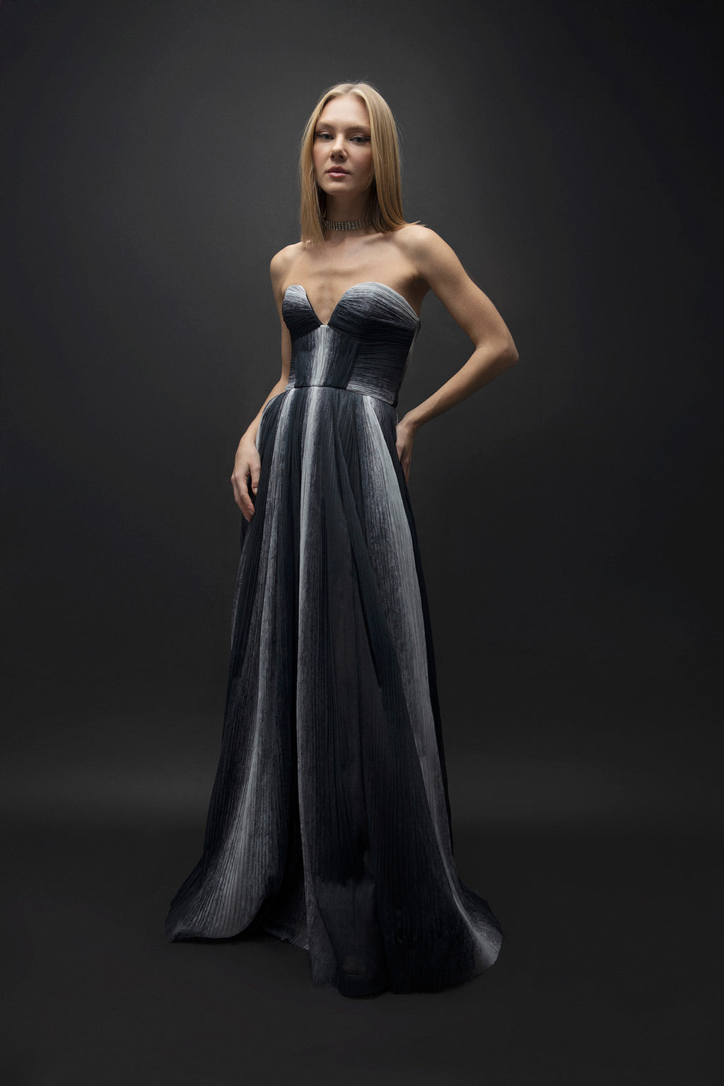 Lunar – Drape Detaylı Kalp Yaka Lacivert Beyaz Uzun Kabarık Elbise