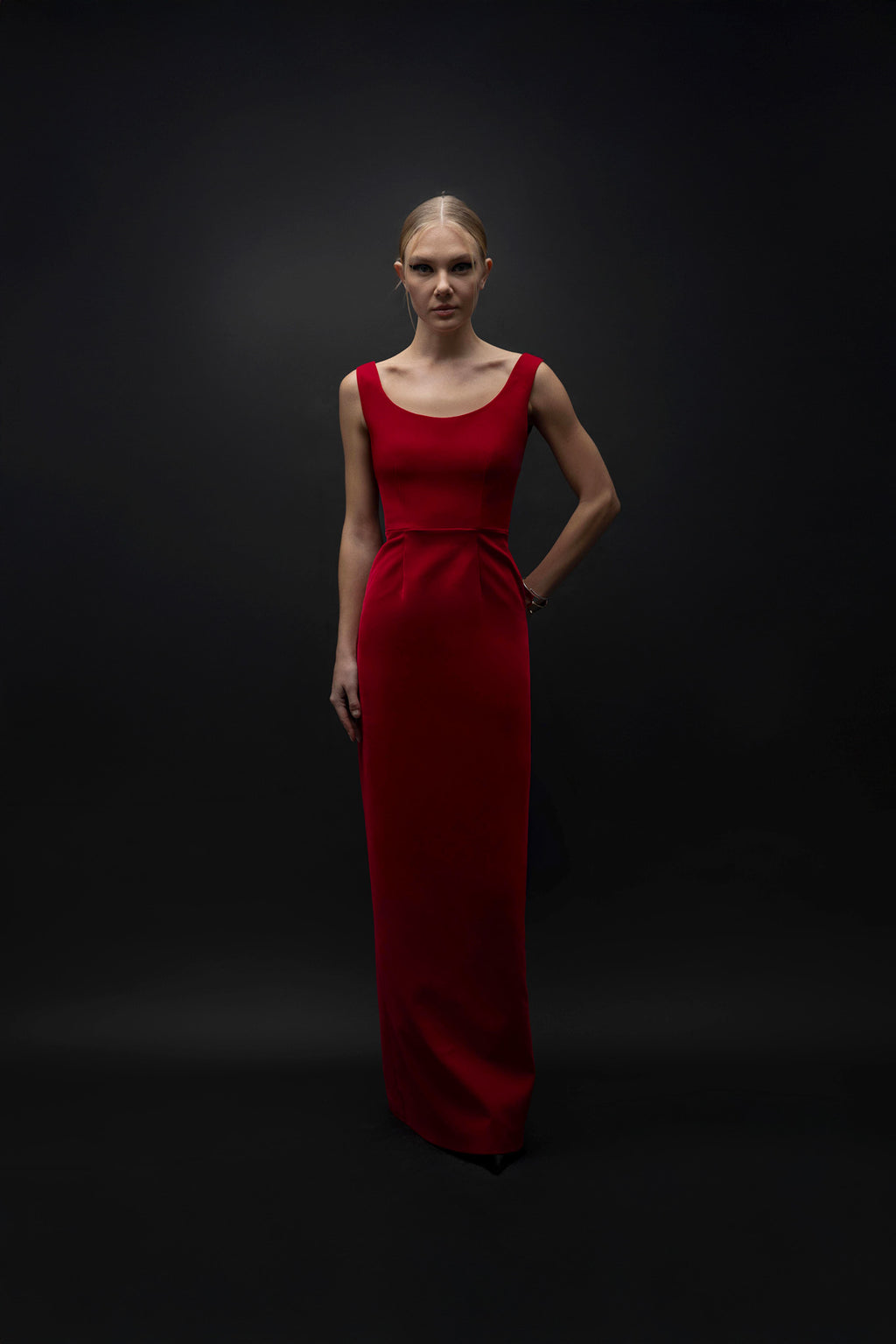 Velvet Ember – Kırmızı Kadife Arka Yırtmaç Detaylı Elbise
