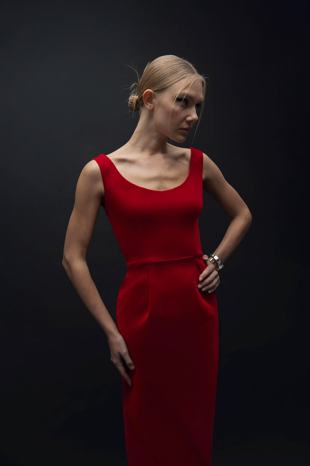 Velvet Ember – Kırmızı Kadife Arka Yırtmaç Detaylı Elbise