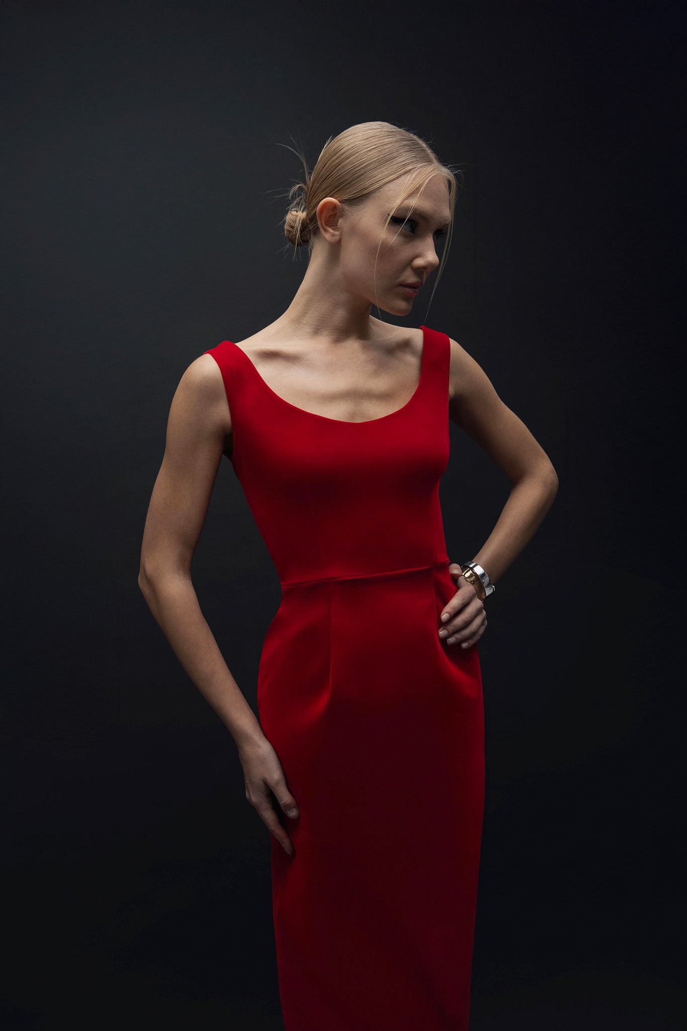 Velvet Ember – Kırmızı Kadife Arka Yırtmaç Detaylı Elbise