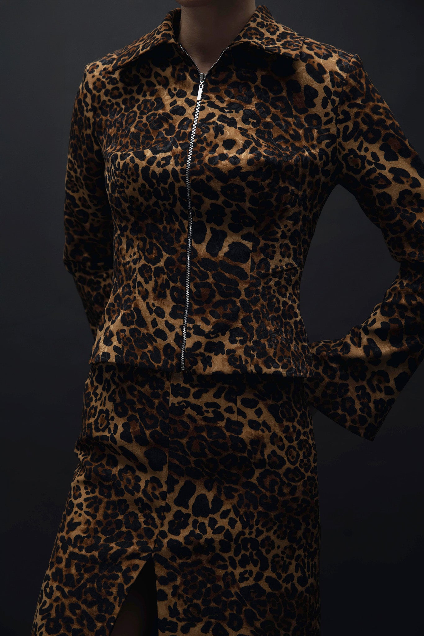 Feline Mirage – Leopar Desenli Önden Yırtmaçlı Etek