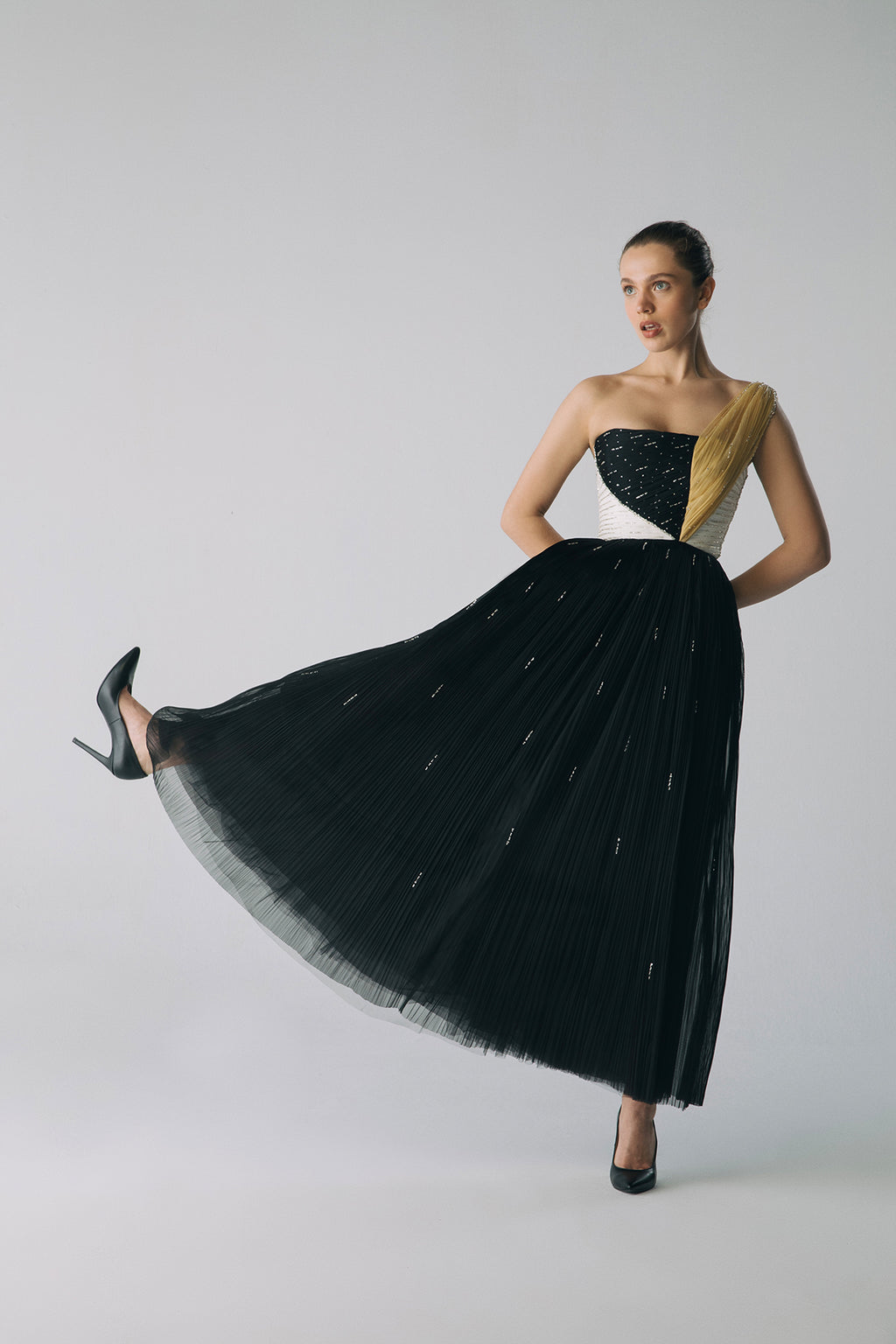 MOIR – Tek Omuzlu Drape Detaylı Kristal Taş İşlemeli Midi Elbise